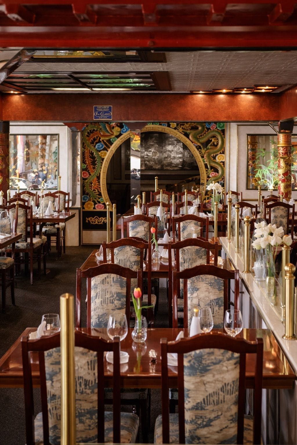 Gastraum des China-Restaurants Pazifik mit Mondtor und Drachenrelief