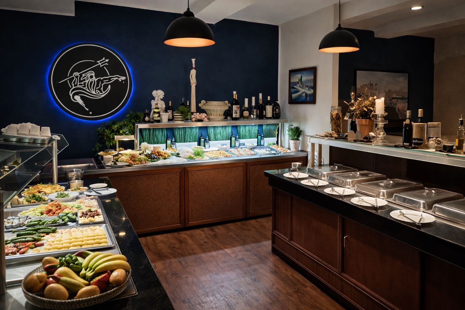 Das griechische Buffet der Taverna Poseidon, dahinter das beleuchtete Logo an der blauen Wand