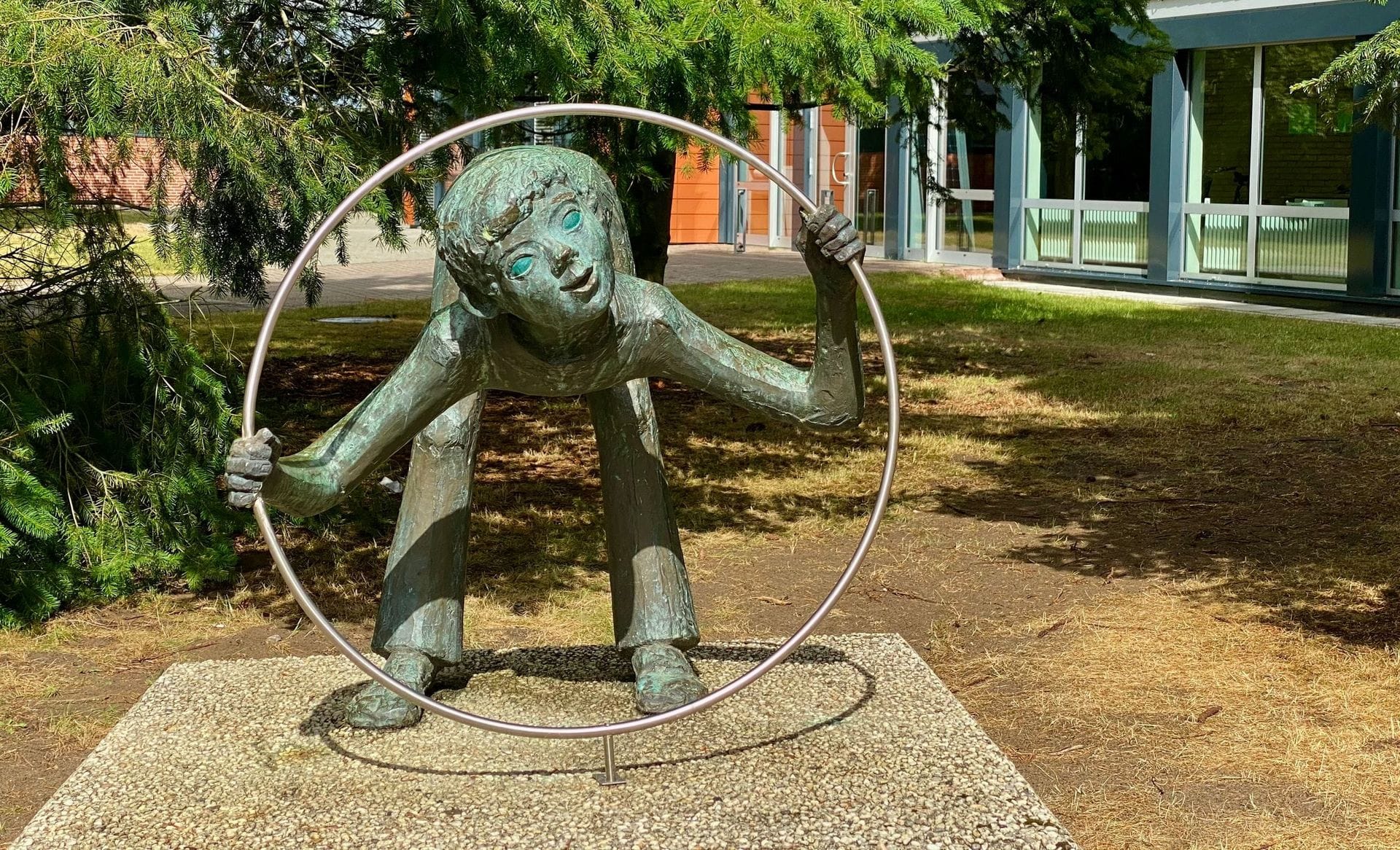 Bronzefigur mit Reifen vor dem Schulzentrum Leck