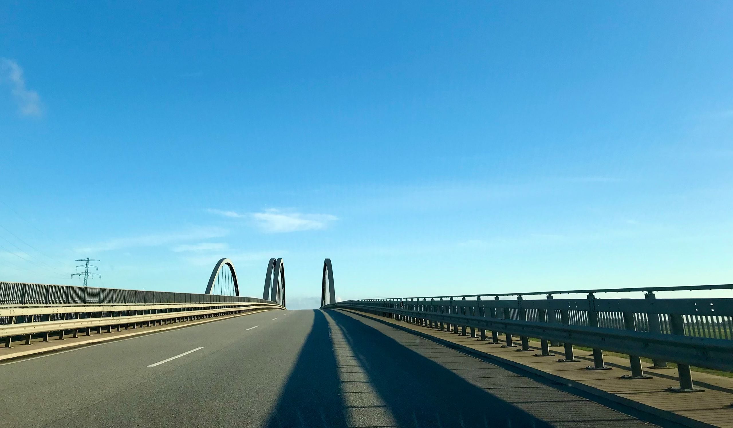 Straße über die Brücke im Verbandsgebiet, Blick Richtung Horizont